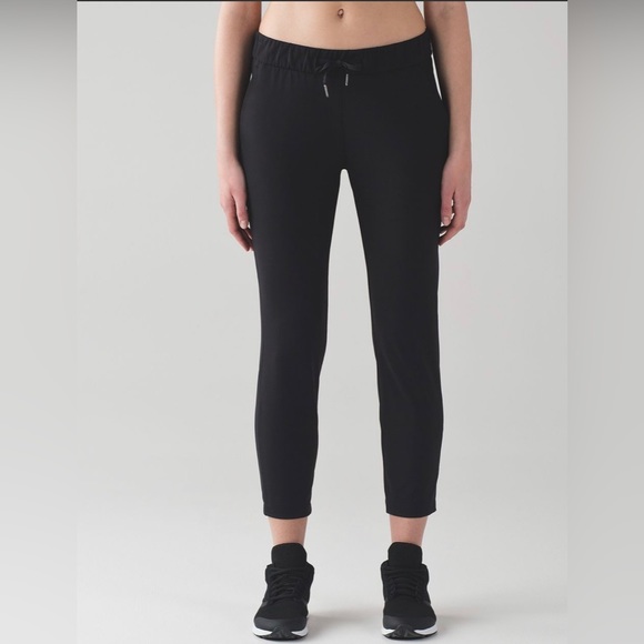 lululemon athletica Pants - Lululemon On The Fly OTF Woven Black Travel Athleisure 7/8 Length Mid Rise Sz 4